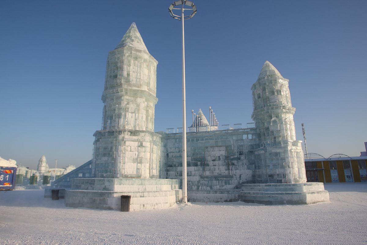 2017年12月28日,哈尔滨冰雪大世界,有的冰建筑像白玉堆砌的宫殿,另一