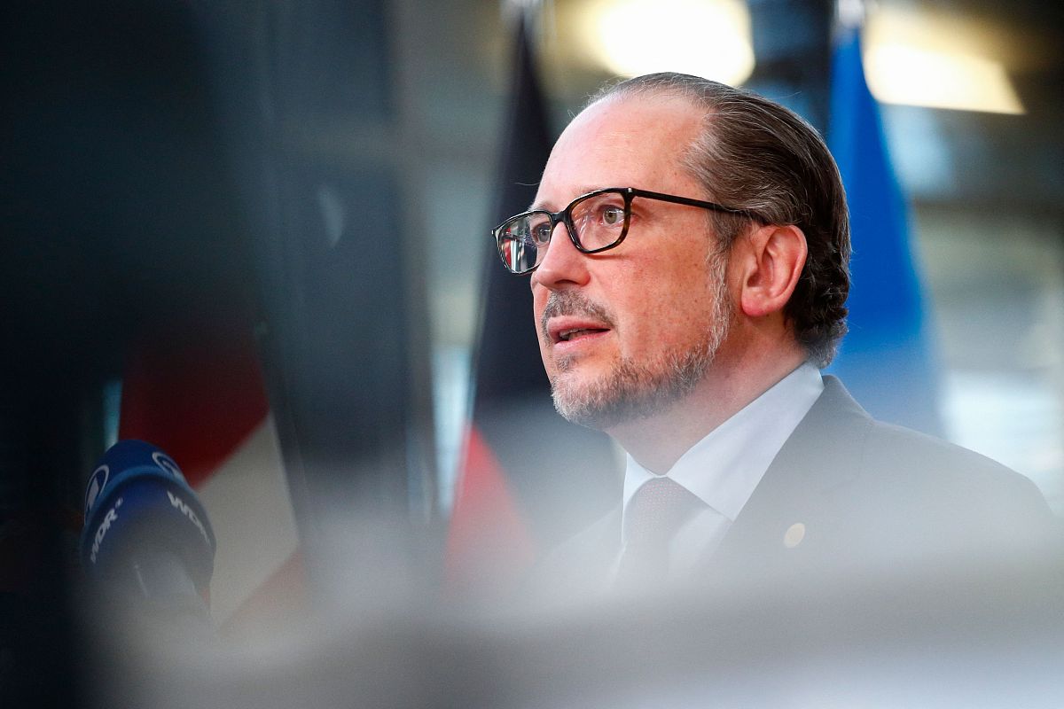 回首而望 ，三年疫情大家领悟了什么？根据这个话题给我写一篇800字文稿