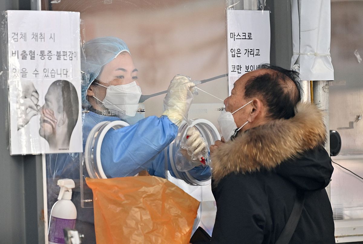 韩国中央防疫对策本部26日通报,过去24小时新增新冠确诊病例1<strong>3</strong>012例