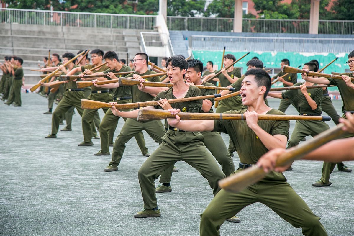 军训第八天：雨中坚持，短棍术复习，感悟军人精神