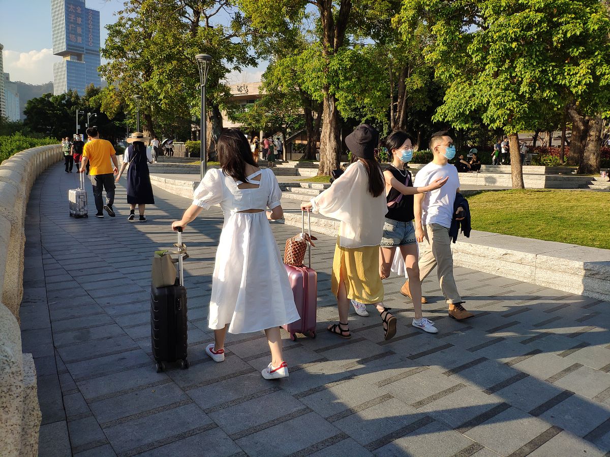 根据深圳一周的天气提供穿衣建议