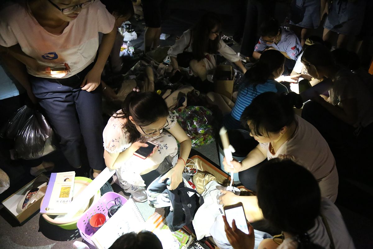 2018年6月27日,郑州大学校园内,大四毕业生在离校前办起了"跳蚤市场",