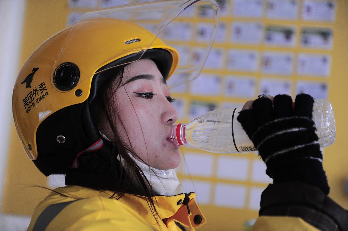 我是一名大学生想做一系列一人分饰多角的搞笑短视频请帮我写一份短视频策划不少于2000字