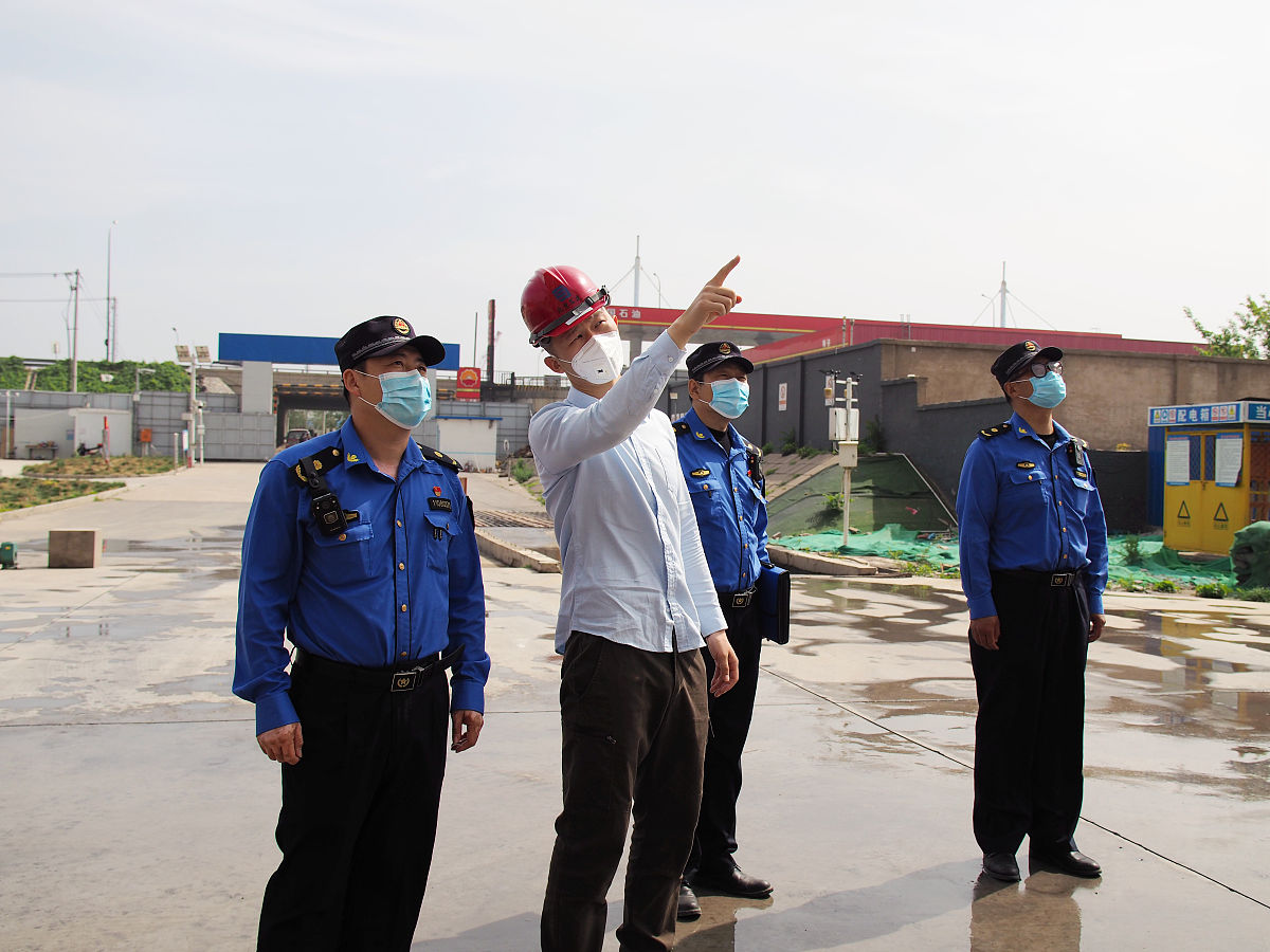 景山执法队：消除安全隐患加强工地巡查为消除安全隐患保障辖区安全防止工地危险事件发生景山执法队加强工地巡查联合各部门对辖区工地进行检查。对工地各处进行检查后对其提出以下几点要求：一、安全防护围挡需进一步加固目前存在松散的情况下存在较大安全隐患为防止事故发生要及时更换更加牢固和规范的围挡并设置安全标识。二、建筑垃圾要及时整理和清除防止堵塞应急通道。尤其是工地中任意丢弃的衣服要抓紧时间清理防止接触火星造