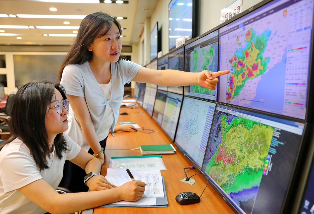 气象装备与理论培训提升：从雷达操作到天气预报