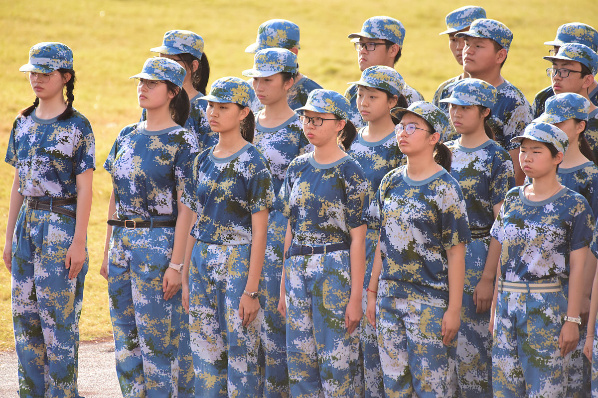 请写一首散文诗来描写学校军训要求辞藻华丽意境真切画面鲜活