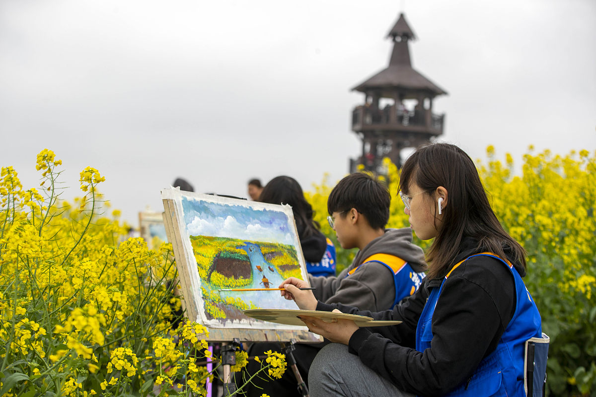 2021年4月3日,江苏省泰州学院美术专业学生在江苏泰州兴化市千垛景区