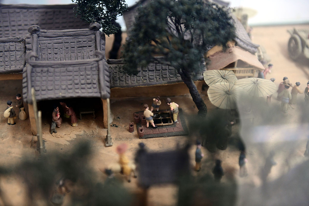 2020年5月23日,沈阳,市民在启全捏塑艺术馆欣赏3d面塑版《清明上河图