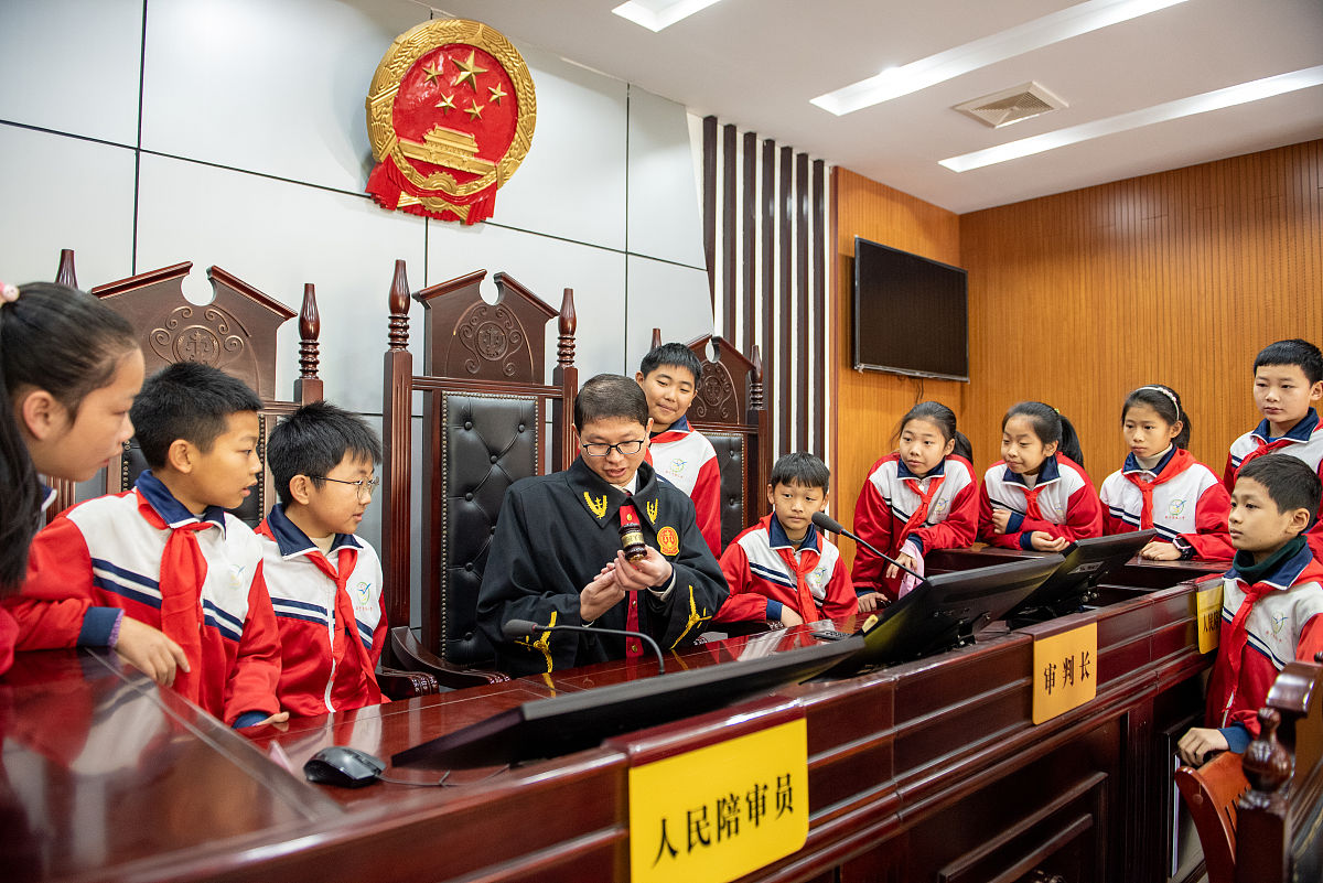 写一份法学专业大学毕业生登记表自我鉴定