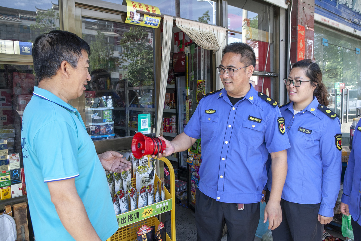 市场监督管理局以'文明执法、服务群众'理念维护市场秩序