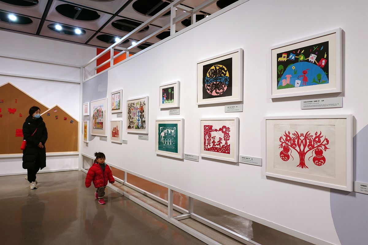 改写并润色下面的文段要求符合期刊发表的要求：第三单元我们的国土我们的家园将国家领土主权教育和民族教育的价值导向融入其中。第四单元骄人祖先灿烂文化则旨在引导学生体会中华文化源远流长、博大精深的特点强调中华优秀传统文化的传承和弘扬。