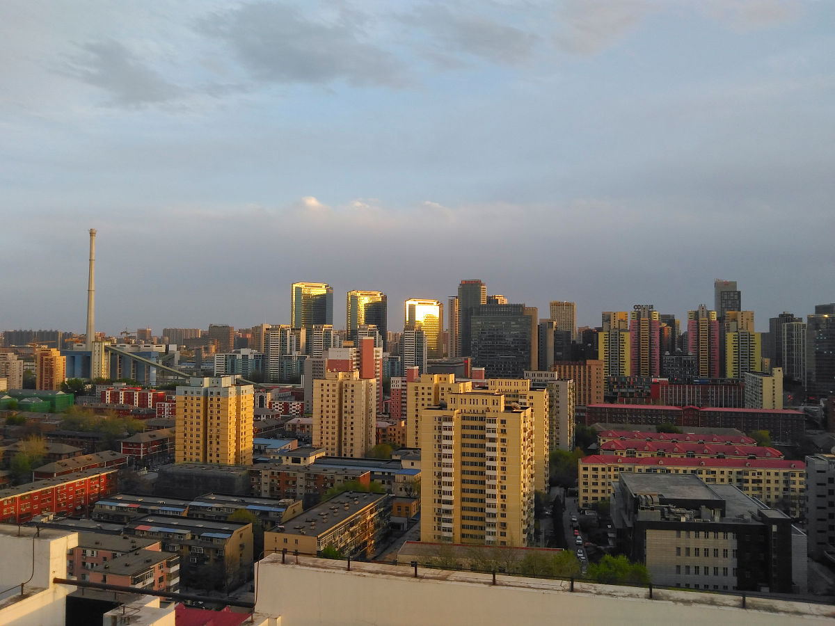 2016年04月07日,北京,经过一夜的小雨,沙尘过后,北京迎来晚霞的好天气
