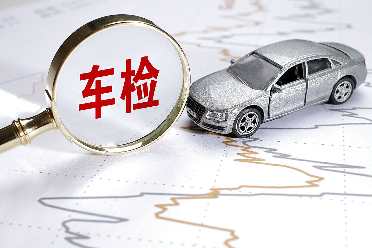 帮我修改这段话：存在不愿配合、抵触、拖延的车主、驾驶员我们将采取沟通为主、处罚并行的方式来保证运营车辆必须完成的保险、检、修工作得以及时完成