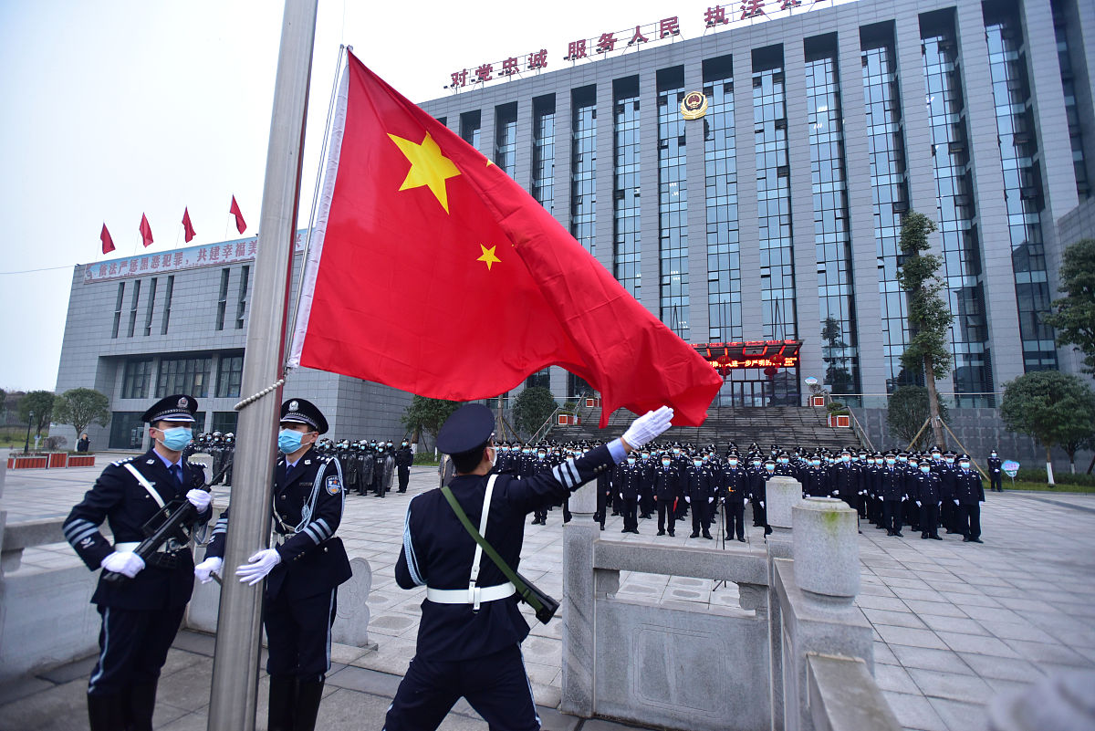 详细介绍警察来学校升旗的过程作文150字