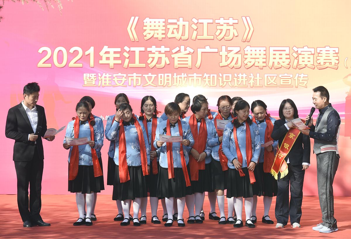 石牌镇小学举办'亲子阅读'模范家庭颁奖礼，表彰家庭阅读典范