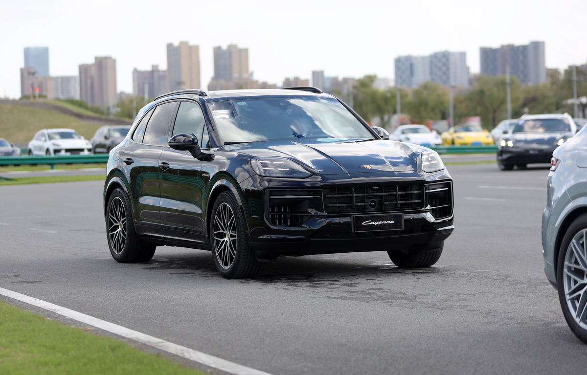 写一个5分钟的押韵有趣的聊保时捷卡宴汽车文案