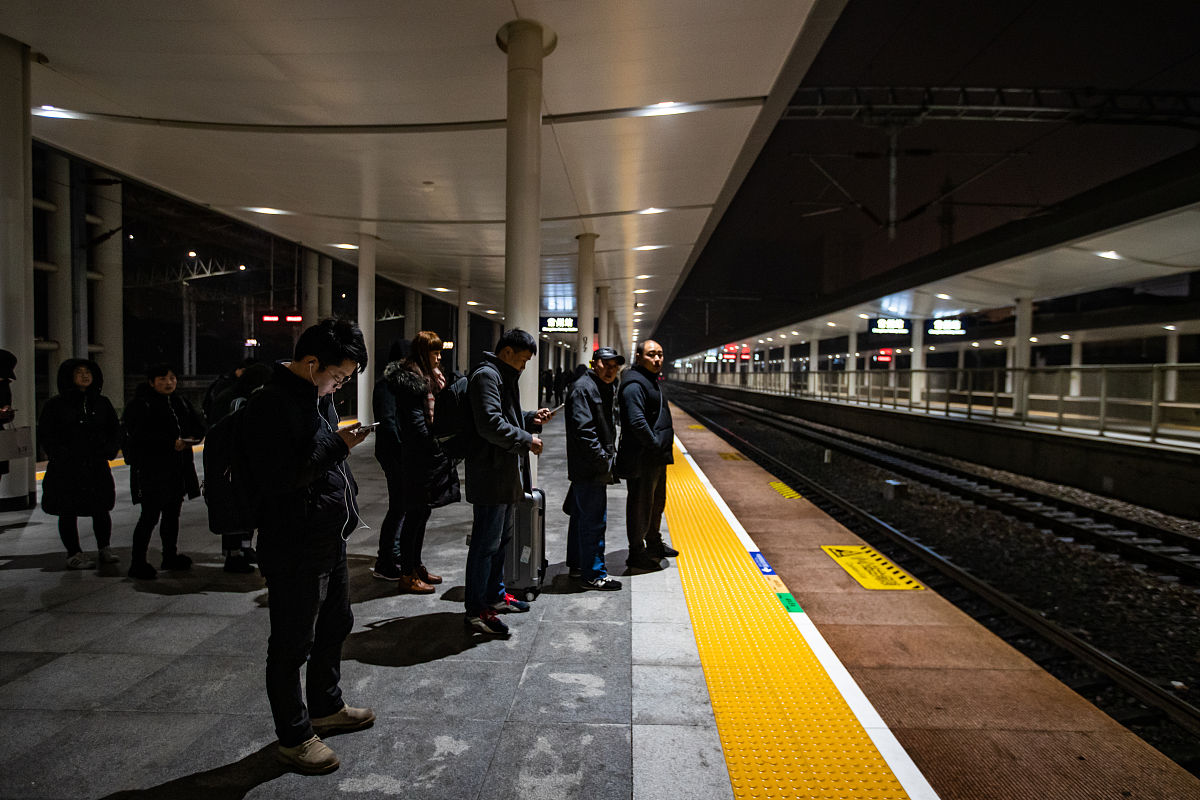 请给个上海半日游旅行攻略起点和终点都在上海火车站交通方式最好以地铁为主。不要去上海博物馆