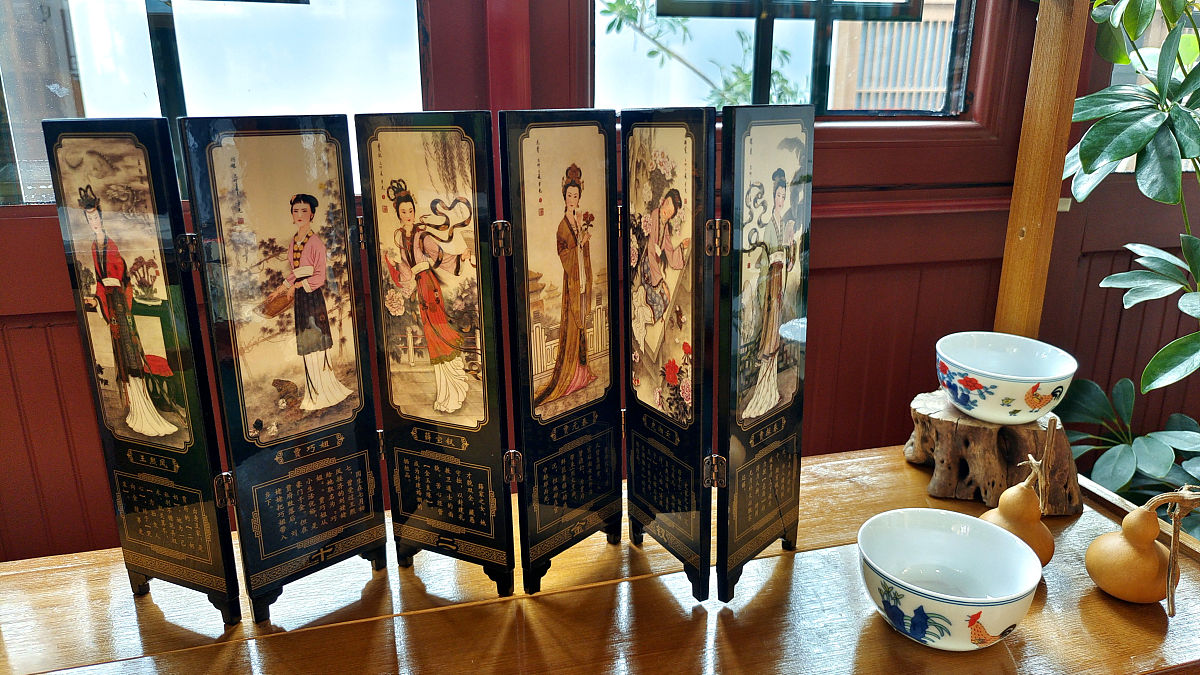 飘色是一种集材料、力学、音乐、造型、装饰等工艺于一体以彩柜为展示舞台的立体空间艺术。