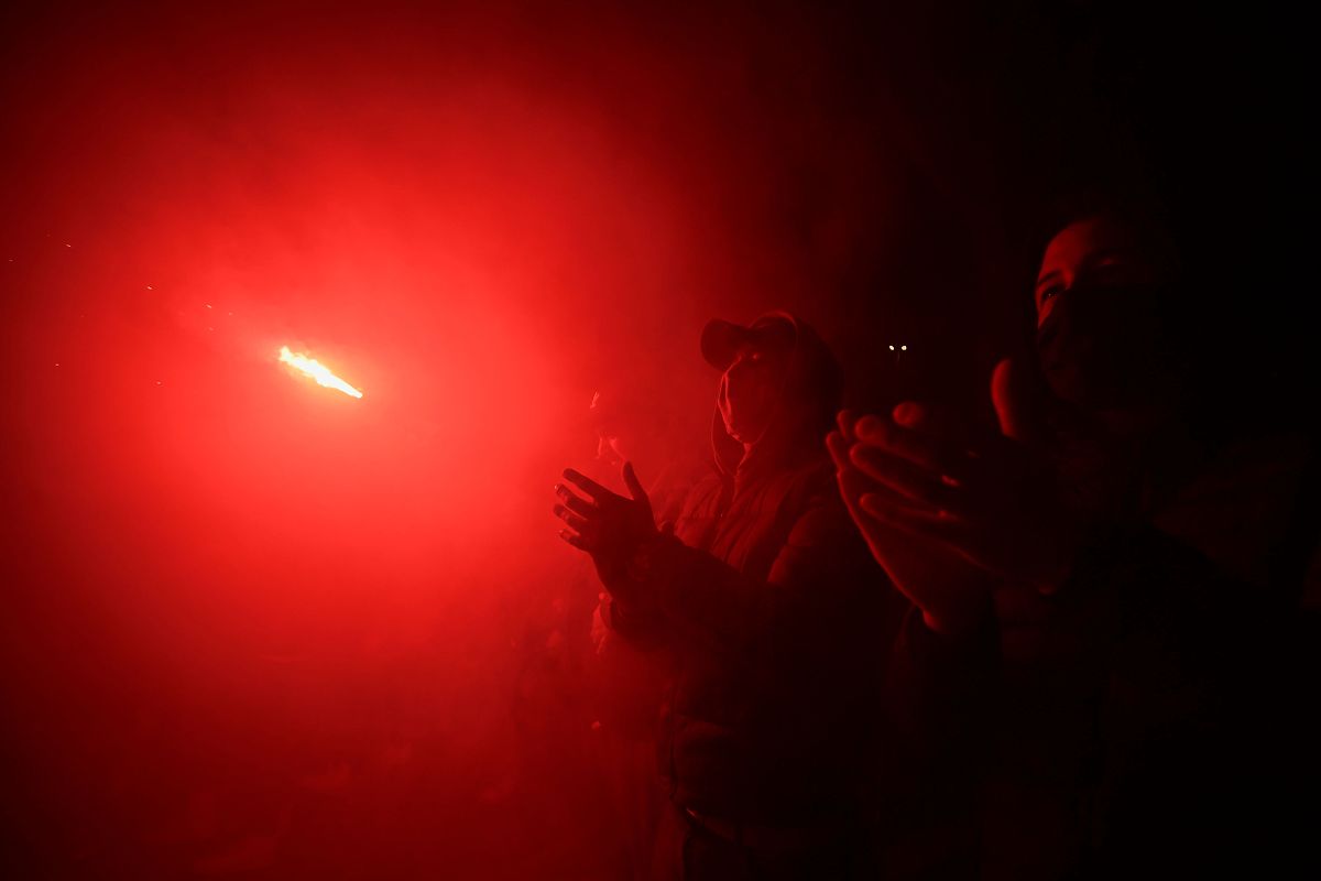 2020年11月26日,一代球王马拉多纳因病逝世,各国球迷沉痛悼念.a flare