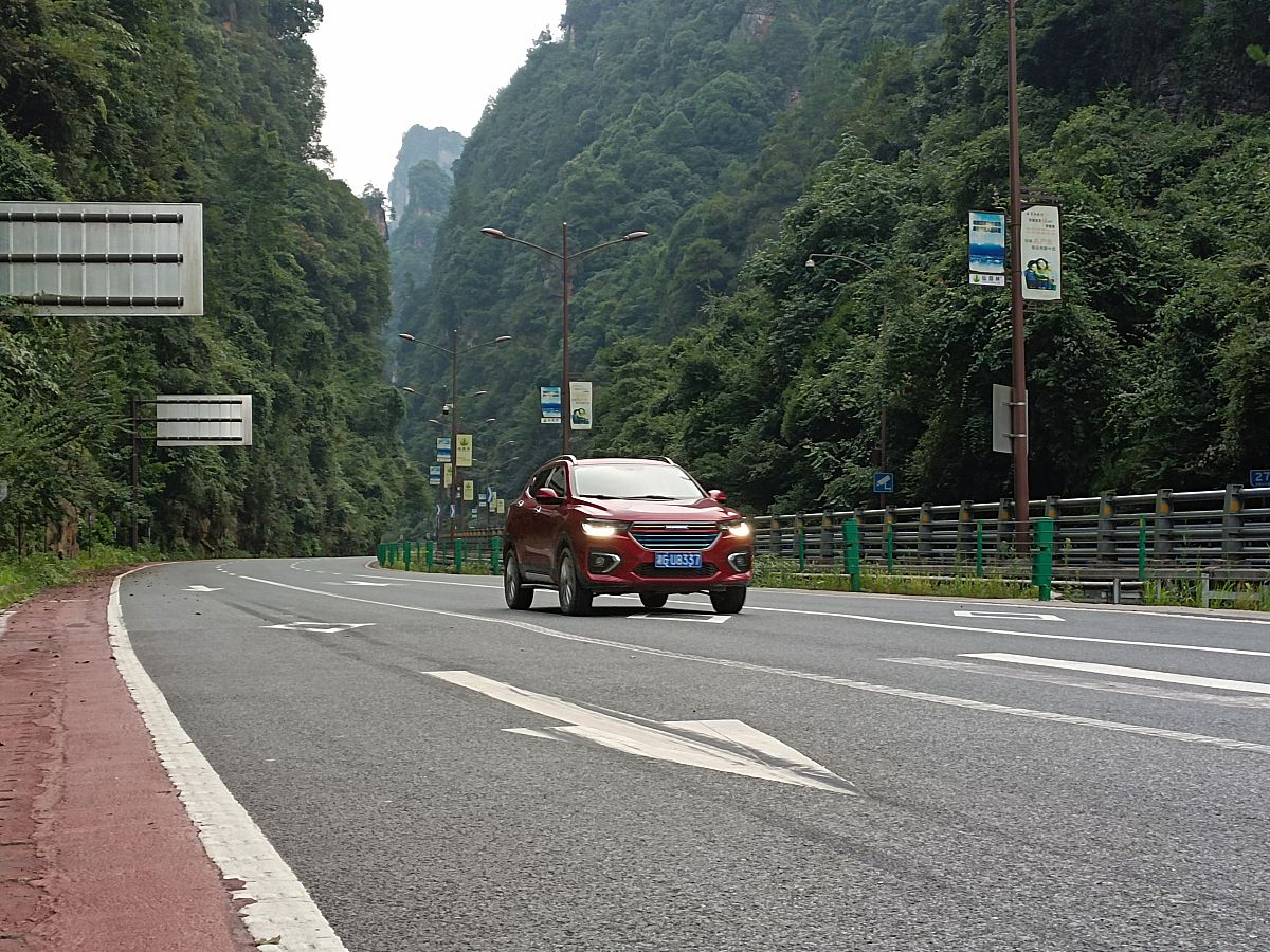 2021年8月22日,湖南张家界武陵源,车辆在道路上<strong>正常</strong>行驶.