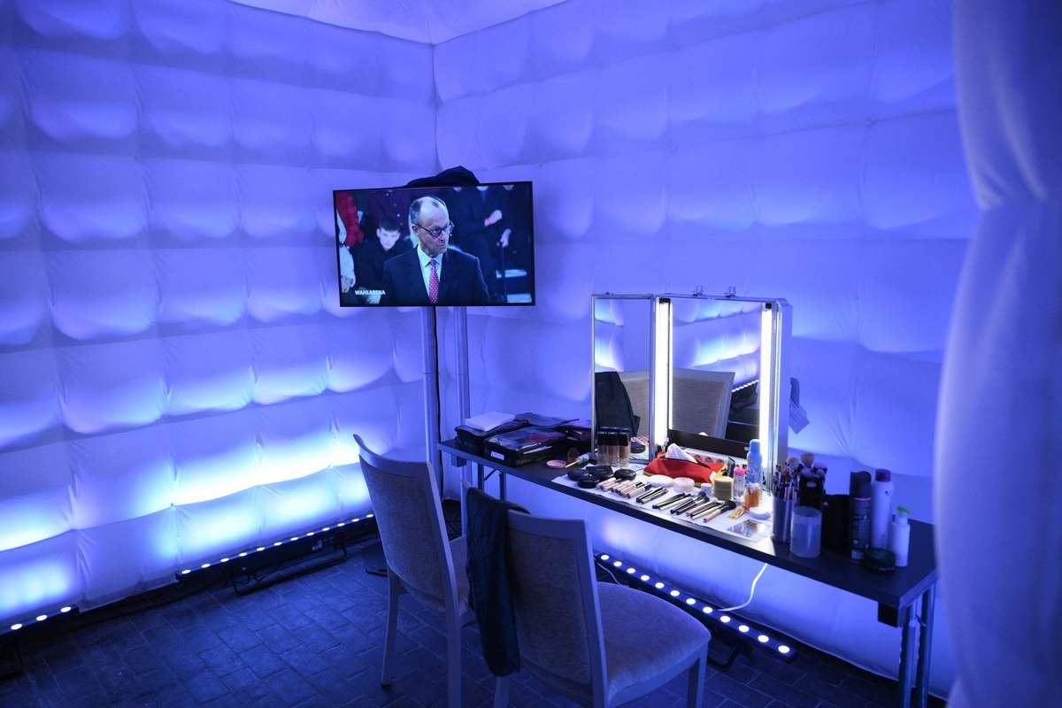 給我一個直播間室內設計的文案案設計團隊希望創造一個激情活潑青春的現代辦公空間以北歐工業風為主要的設計風格營造青春輕鬆簡潔的環境。