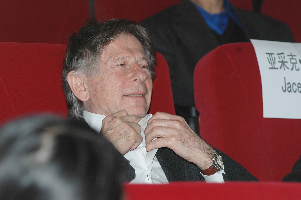 10个红色主题创意设计方案：赋予扫地机器人无限可能