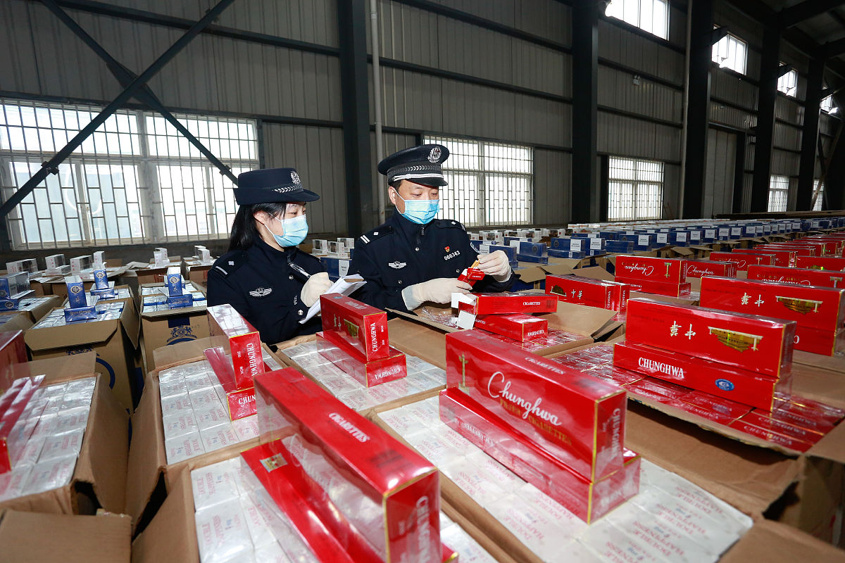 根据下面内容洗稿重新写一篇全新文章3月27日拱北海关所属闸口海关在拱北口岸查获一起旅客身藏茅台酒14瓶进境案件。当天17时20分左右女子秦某经拱北口岸旅检大厅海关无申报通道进境。关员观察到其身着黑色长裙神色异常、步伐沉重遂将其截查。经进一步查验发现其在左右大腿、小腿处均绑藏了数瓶贵州茅台酒经清点共计14瓶。目前上述案件已按规定作进一步处理。进出境旅客应自觉遵守海关规定切勿为牟利或取酬充当走私犯罪集