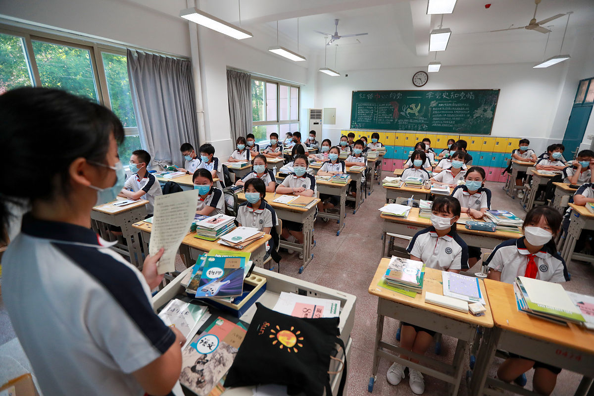 现开展电子信息与电气工程学院2023年E起向山海青春共实践大学生暑期社会实践立项创意大赛。鼓励师生提前策划暑期实践选题与内容后续将根据立项计划书在实践策划、组队、开展、总结等方面提供进一步帮助协助师生顺利、有效、高质量地完成暑期社会实践。举一个具体例子在中国内地开展