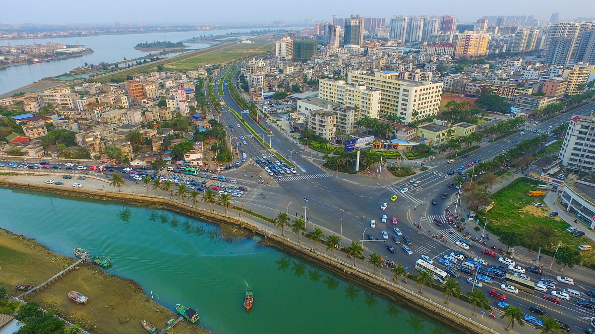 2016年3月9日,航拍海口市海甸溪海,江河交汇,船来船往.