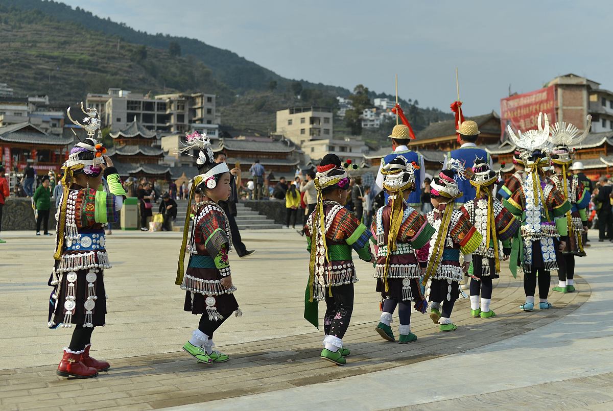 2018年3月4日,贵州凯里,苗族小孩身着节日盛装在凯里市舟溪镇甘囊香芦