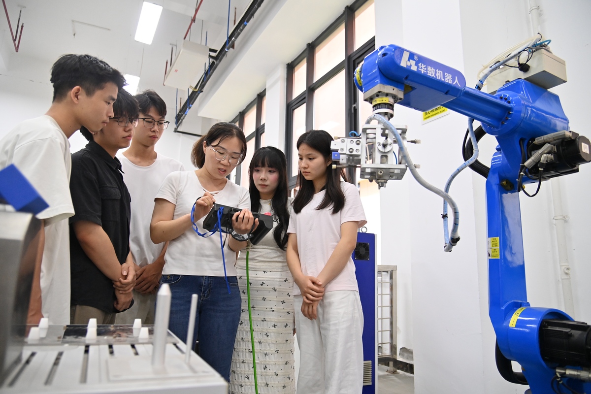 杭州高级技工学校2023年热门专业介绍：机器人、新能源汽车、智能制造、数字化营销
