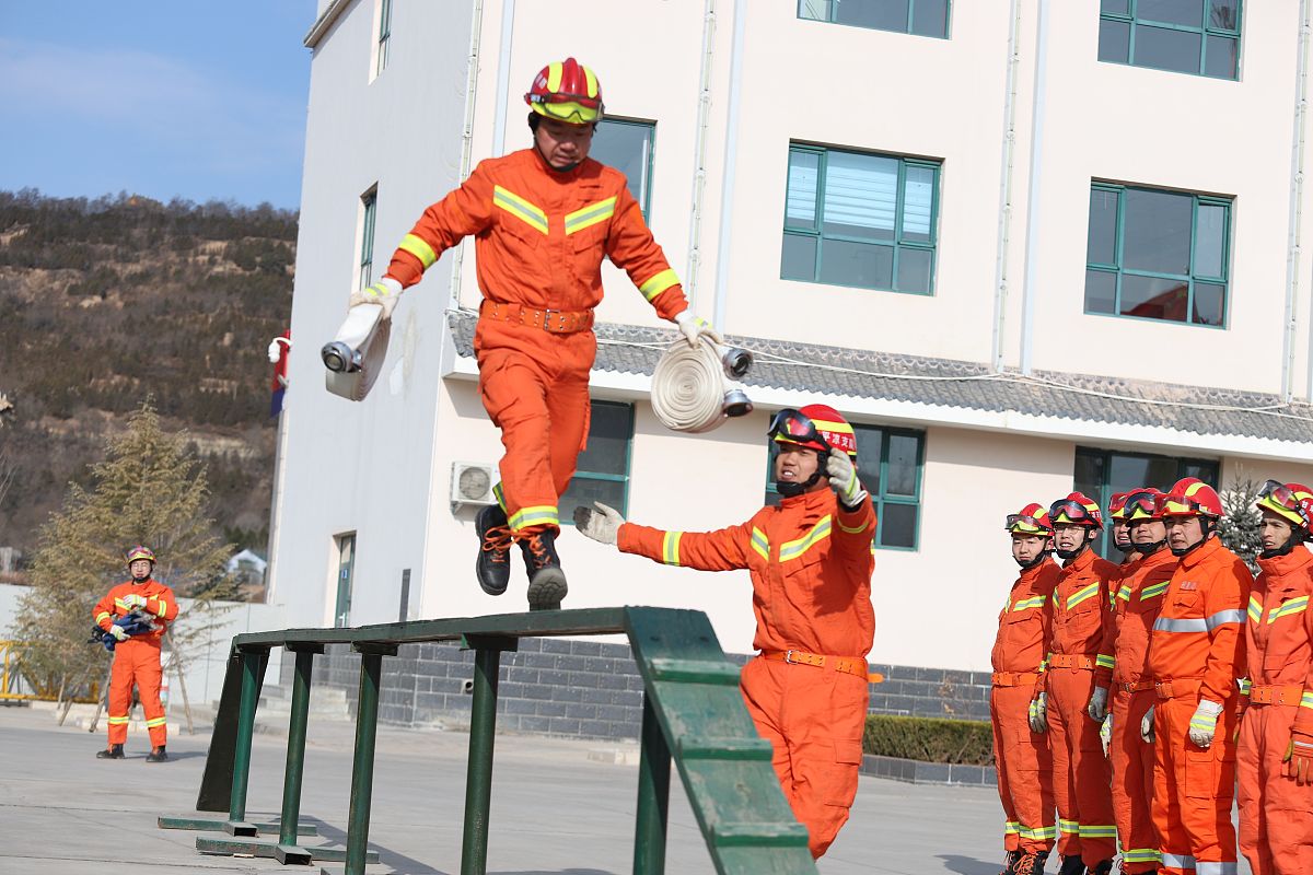 令人敬佩的人：勇敢、坚强、有爱心