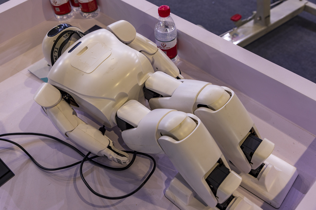 人工智能四轮机器人外观设计指南：简洁、科技感、实用性