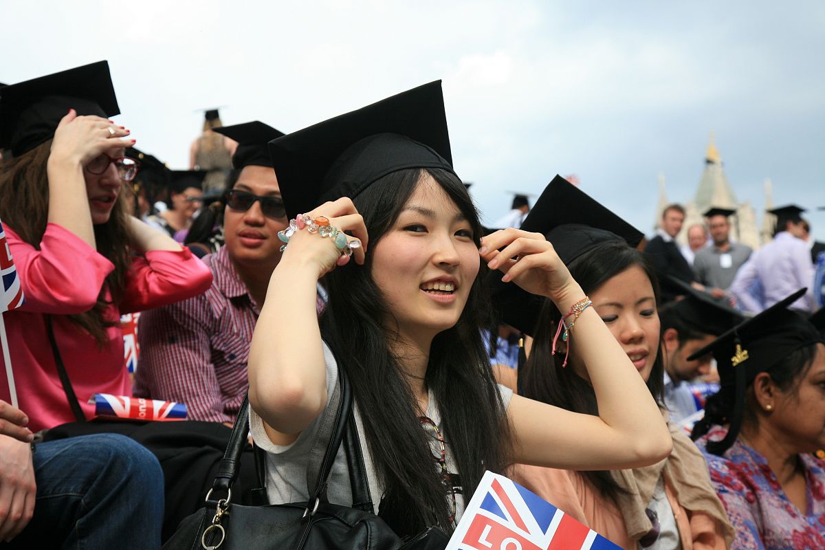 当地时间2012年5月30日,250名来自100多个国家的留学生在英国伦敦齐抛
