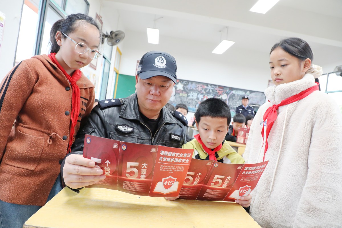 2026年4月13日,在湖南省保靖县清水坪学校,民警为学生