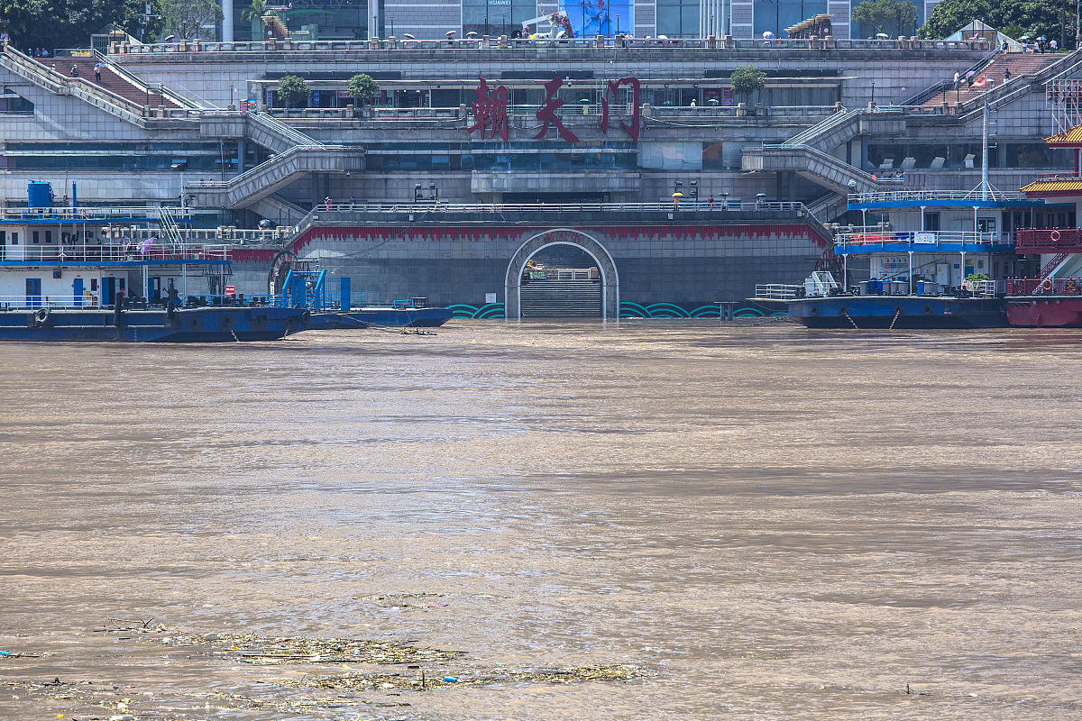 2020年7月27日,重庆,由于受强降雨影响,长江三号洪水在长江上游形成,