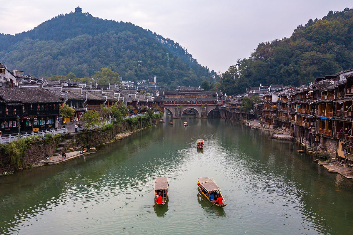 我想去湖南旅游为期两天预算5000请你以导游的身份给我一份攻略