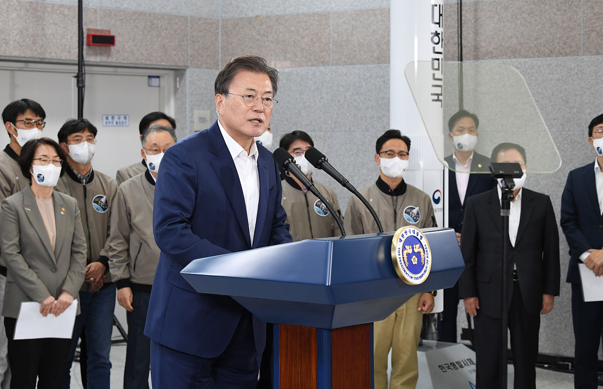 当地时间2021年10月21日,韩国高兴郡,韩国自主研发的"世界"号运载火箭