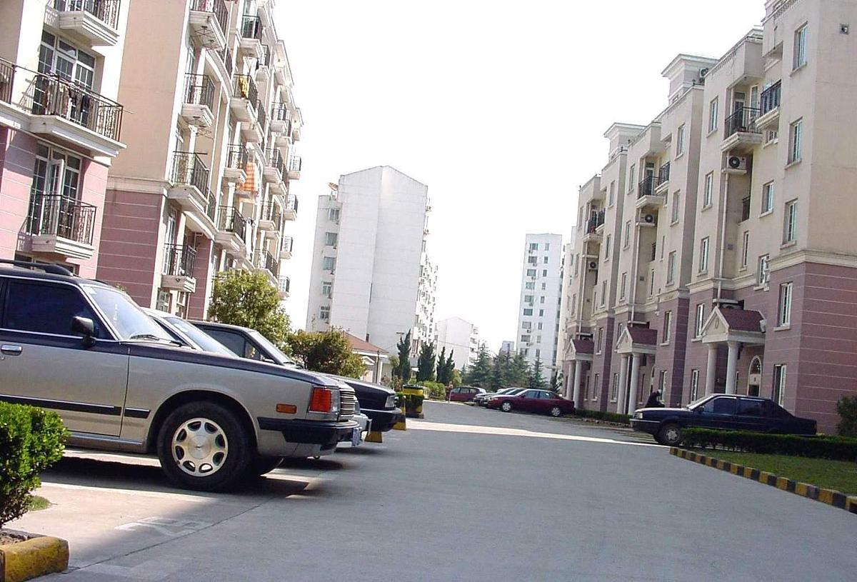 香江花城小区停车难，绿化率高致车辆乱停，安全堪忧