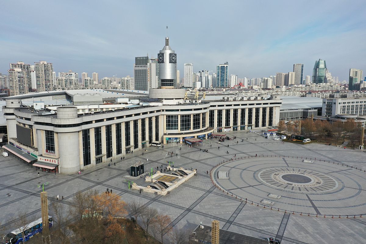 2022年1月12日,天津市新冠肺炎疫情风险区管控再升级,街头人烟稀少.