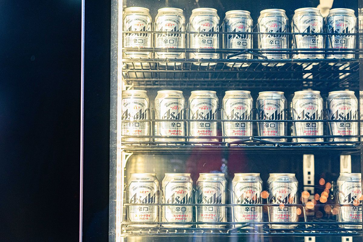 please translate the following English words to Chinese Dylan Mulvaney a non-binary bartender was featured in a Bud Light commercial that aired during the Super Bowl The ad attracted backlash from som