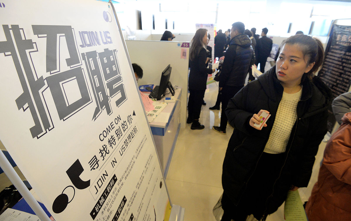 材料：在第四个蓉漂人才日到来之际成都地铁传媒通过社交媒体平台推出了一项倾听计划旨在为广大乘客和市民提供一个树洞。通过让受众匿名投稿写下自己的小故事、小心思成都地铁传媒唤起了人们心中最深处的哪些什么情感？如何共鸣？