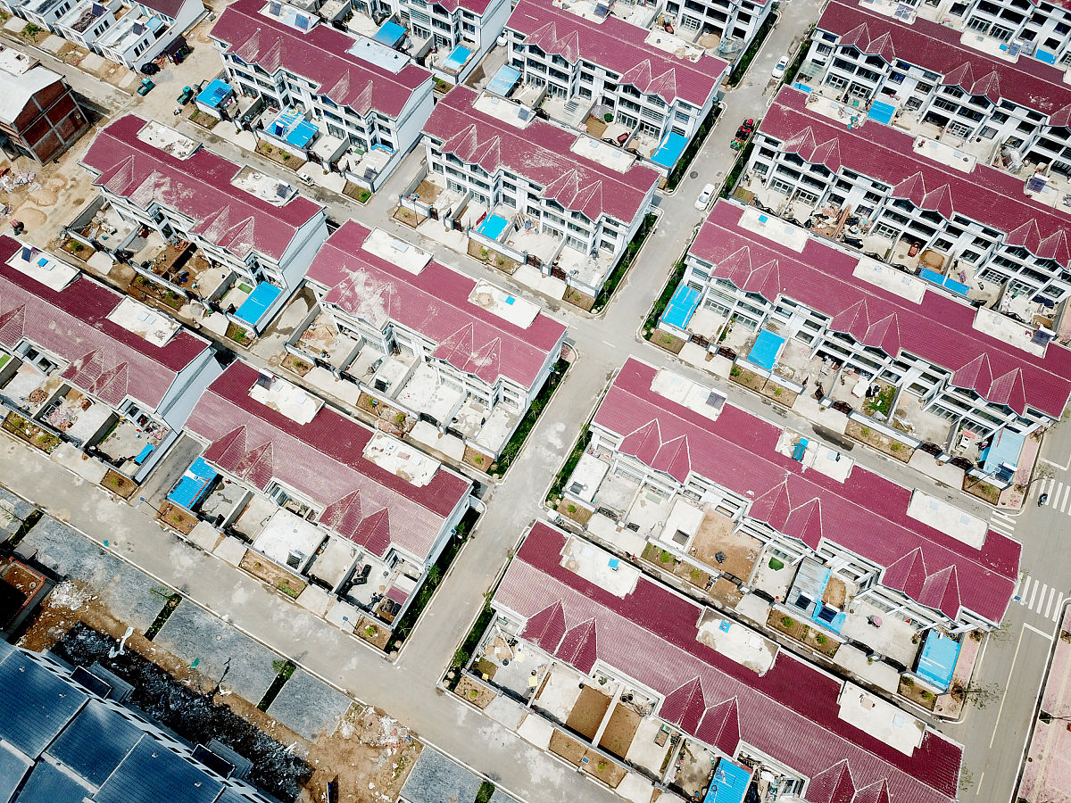 改写下面文字来降低论文查重率：所以在进行城中村改造方案的设计时不但要针对不同村落制定不同的方案更重要的是要注意改造过程中的人文关怀以及保护好城中村中形成的稳定的社会结构。