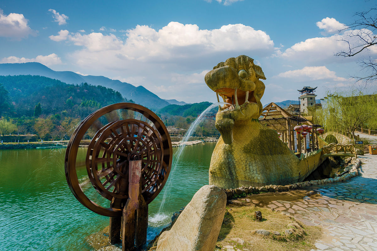 阐述景区游客吸引力主要集中在景区的景观吸引力、景区特色文化、景区食宿购物服务、景区基础设施建设、景区旅游服务水平等因素500字