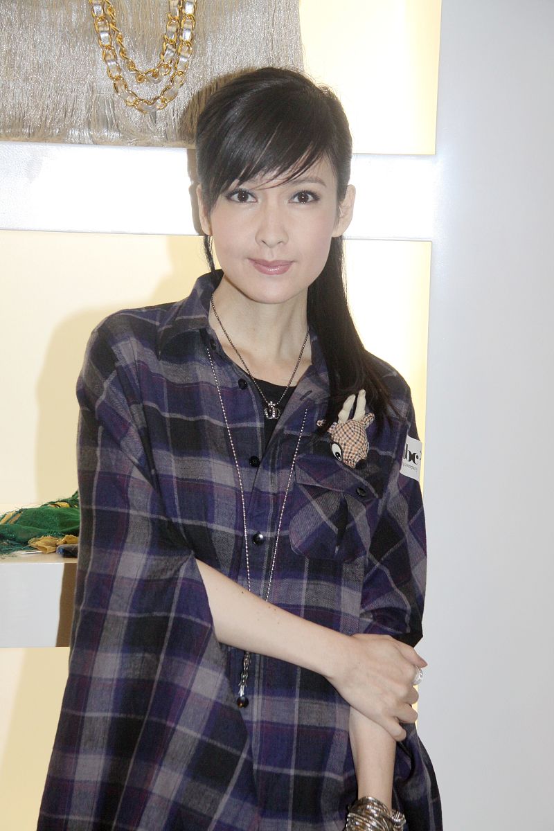 2010年11月17日,香港,周慧敏出席古巨基的个人品牌"abc(a big company