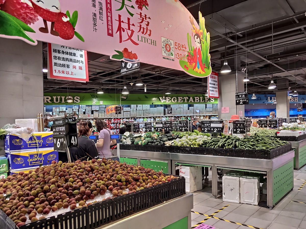2020年6月16日,市民在北京市海淀区一家超市内采购.