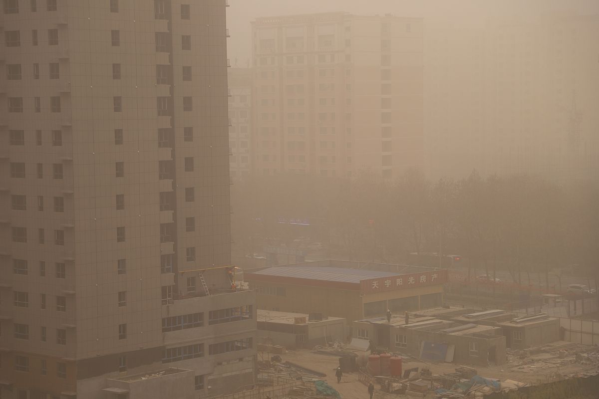 比如说从中国沙尘的标准差空间分布图中看到新疆地区的标准差最大说明了什么