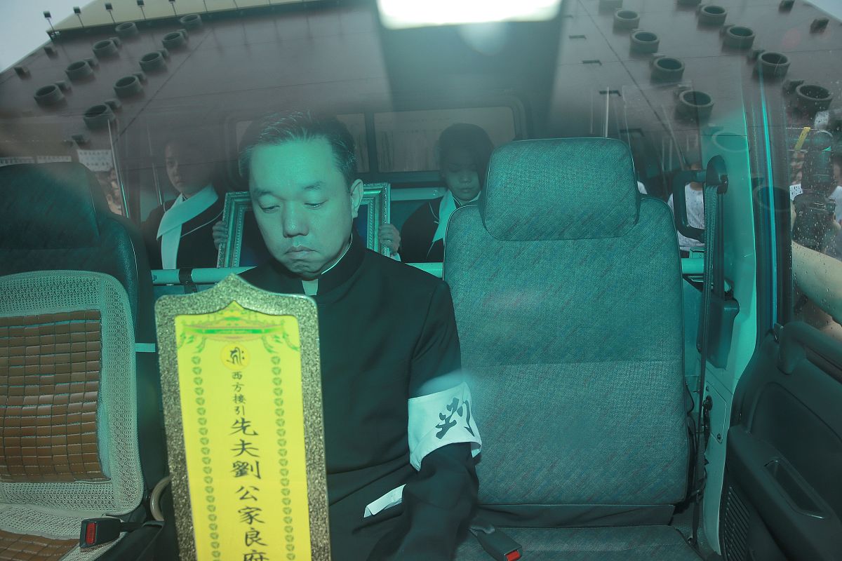 装殓：装殓是指把死者装裹、放入棺材。古礼装殓分大殓入殓、小殓。三日小殓五日大殓 或次日小殓三日大殓。这也是和所谓三月下葬的旧俗相应的。装殓时有落枕习俗：即移动遗体在厅堂 地上铺一白布将遗体放在上面头枕新瓦瓦上垫以布制三角枕日夜派人守候；择日定时将遗体入棺叫 入材。 后世一般家庭停丧时间较短入殓也就比较及时大多临终穿好寿衣第二天便装殓入棺。 这是装殓的流程帮我精简一下可以换一个角度重新写