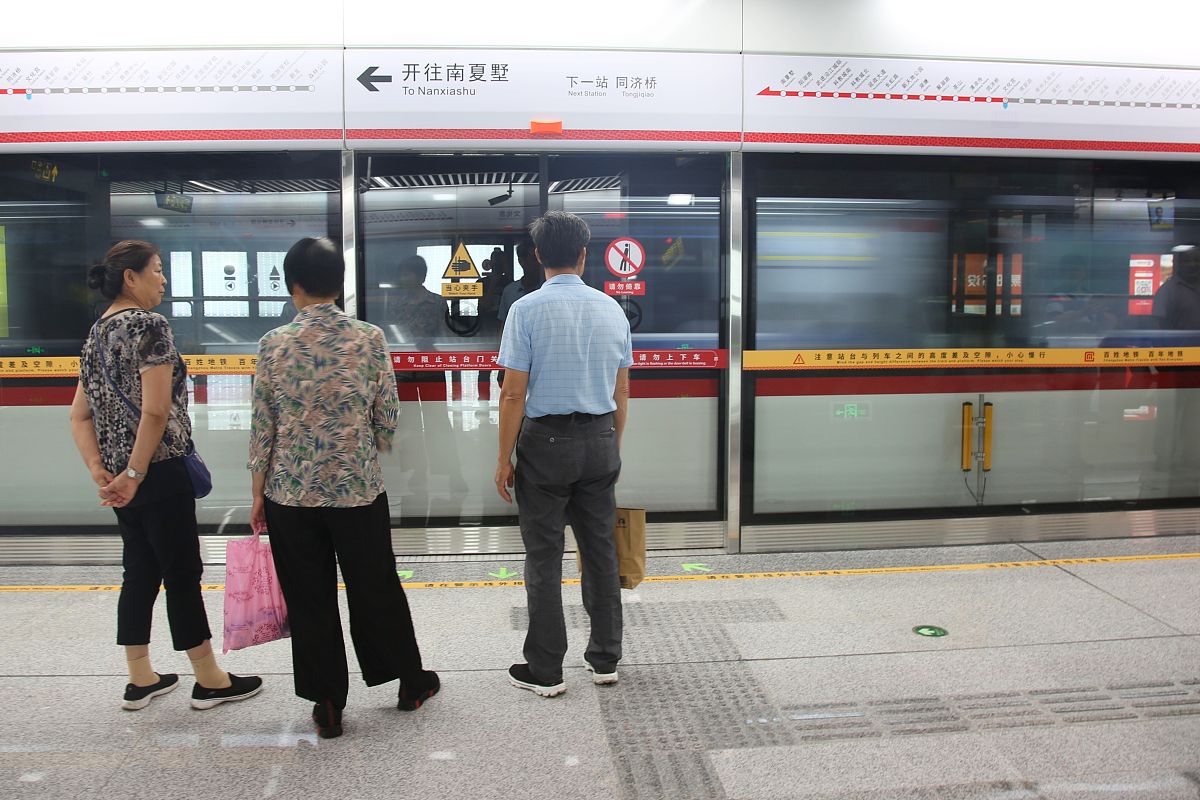 2019年9月6日,江苏常州,乘客在等待列车进站.