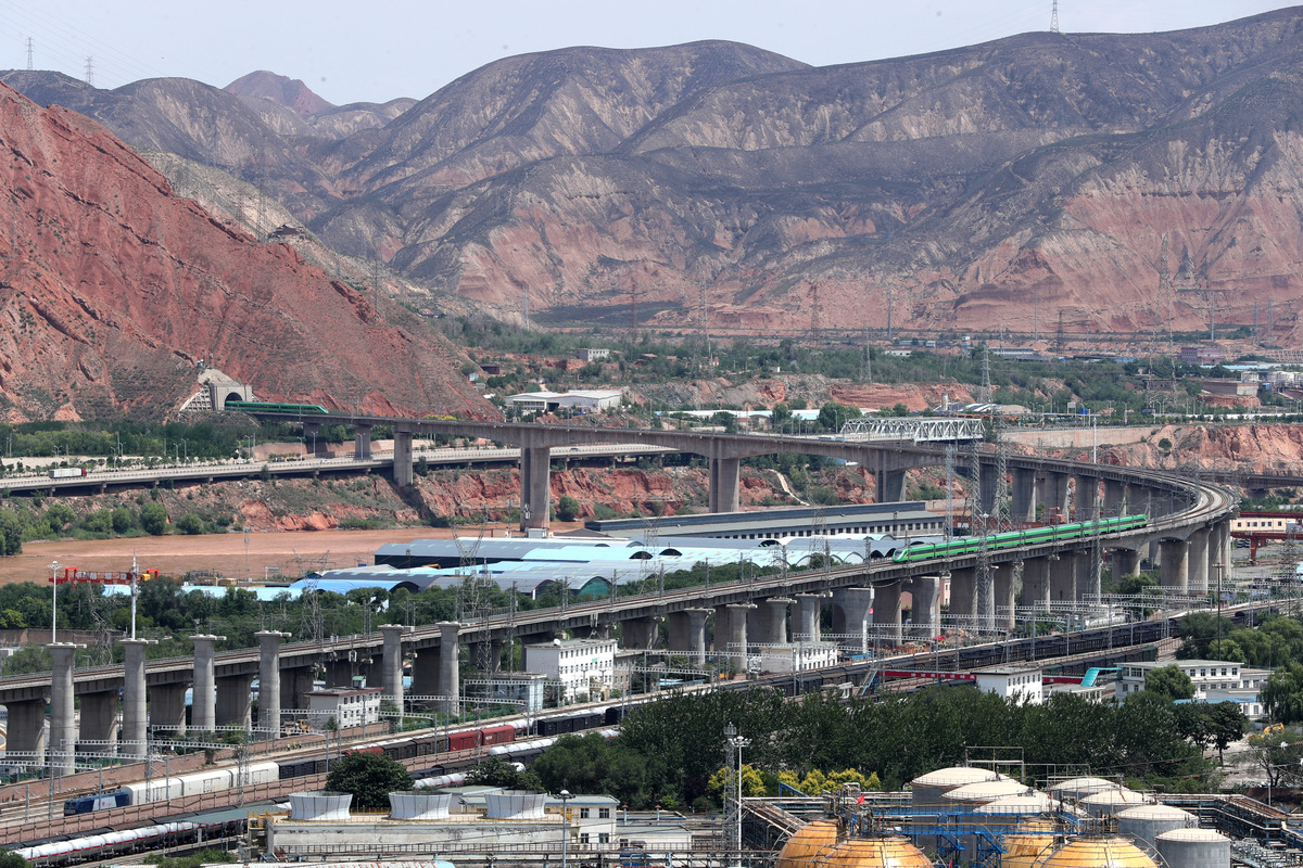 初中毕业想学铁路专业上甘肃兰州哪家铁路中专比较好？